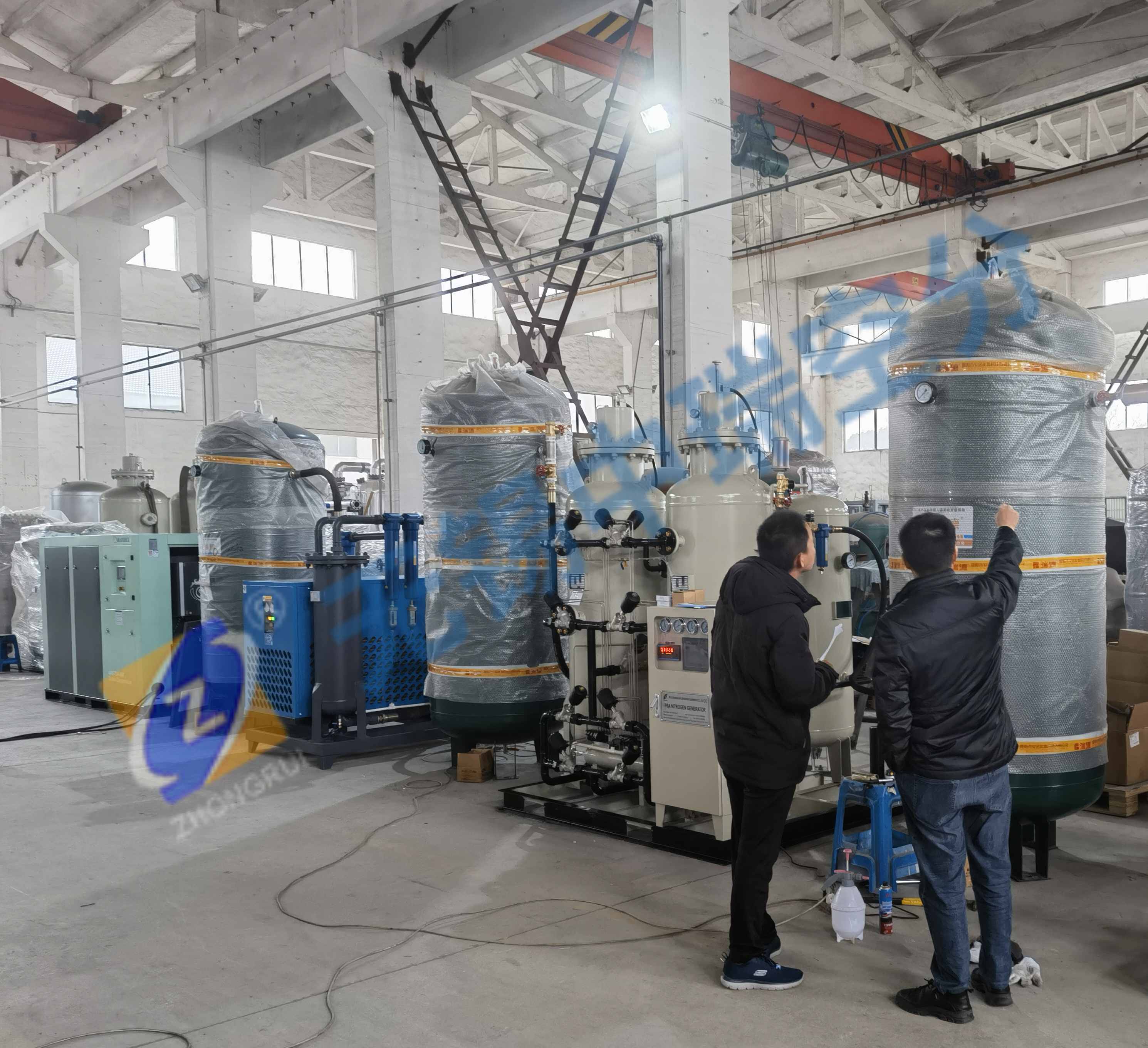 整套高純度制氮機發貨前，客戶來工廠實地驗貨及學習，無錫中瑞空分全力提供優良服務