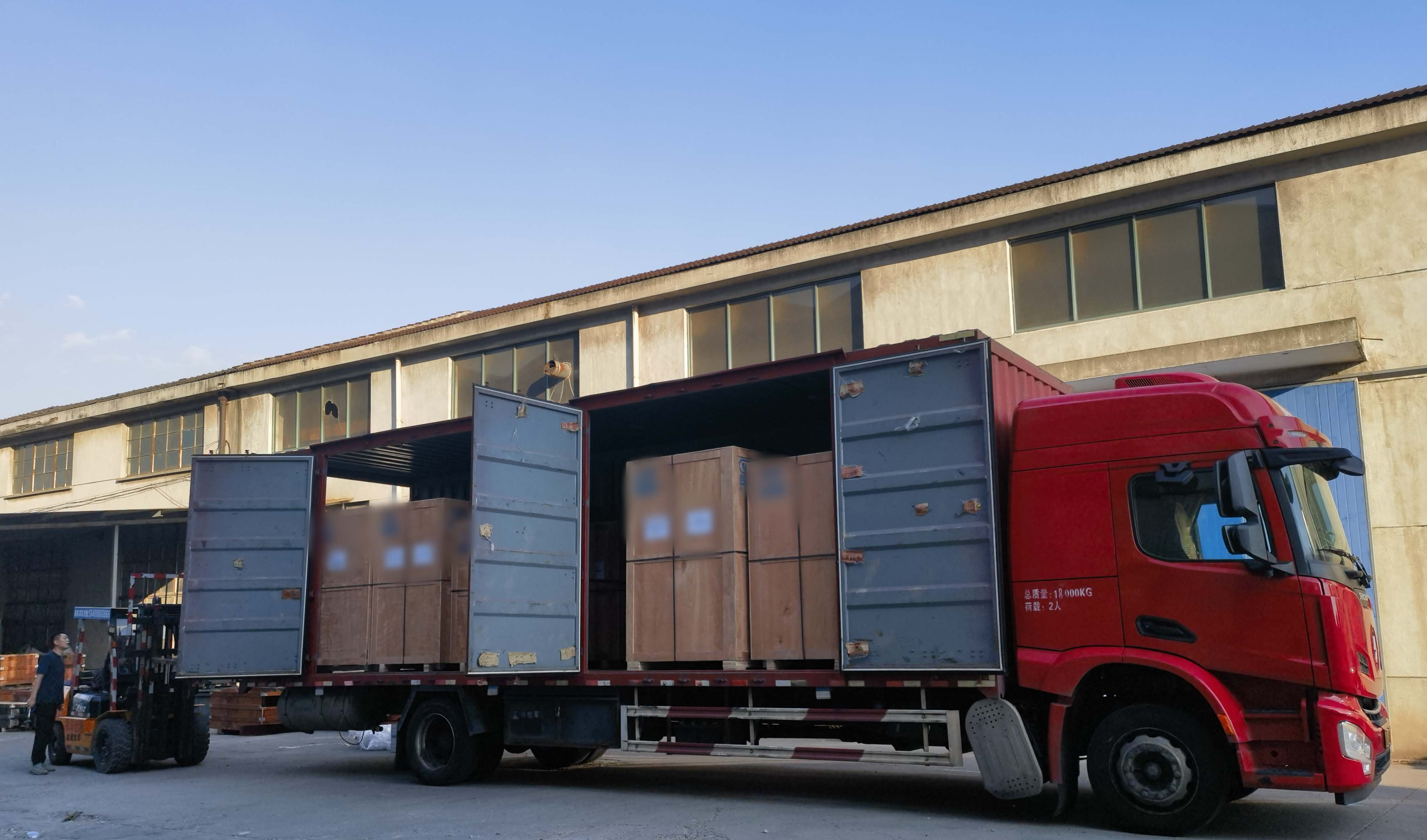 無錫中瑞制氮機(jī)持續(xù)裝柜出口中 